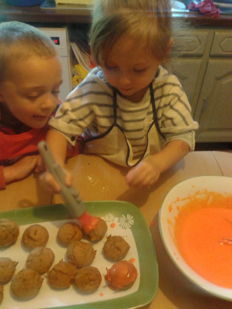 Garnissage des muffins avec glaçage à l'orange