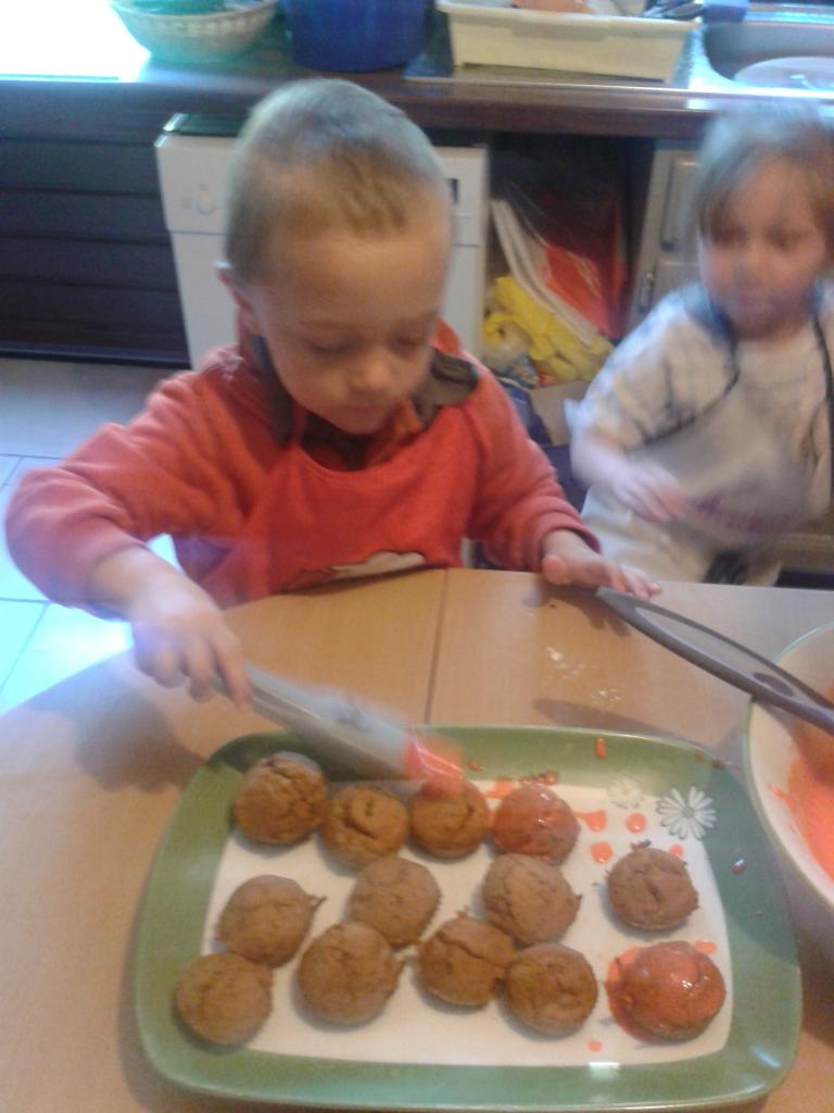 Garnissage des muffins avec glaçage à l'orange