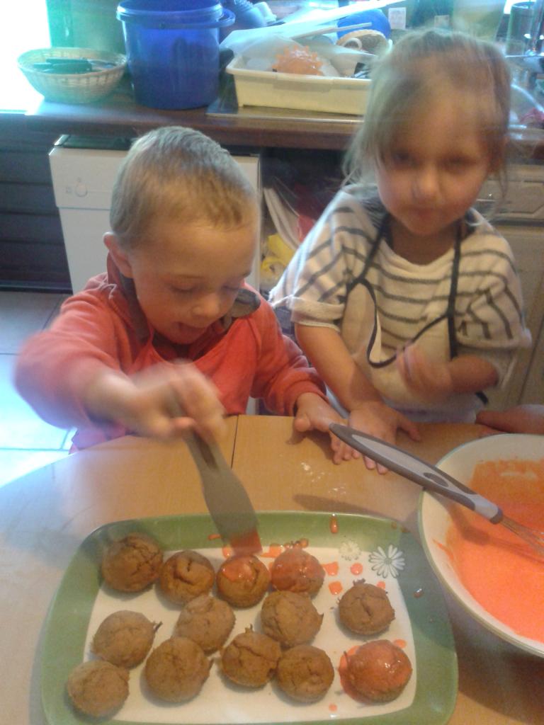 Garnissage des muffins avec glaçage à l'orange