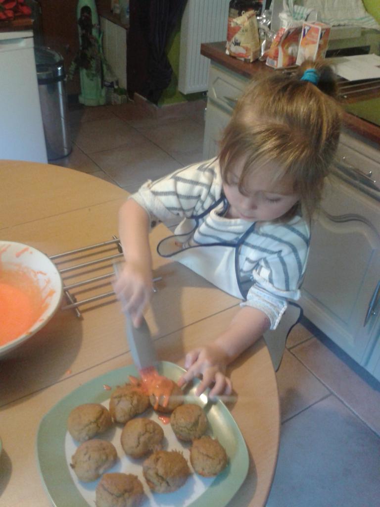 Garnissage des muffins avec glaçage à l'orange